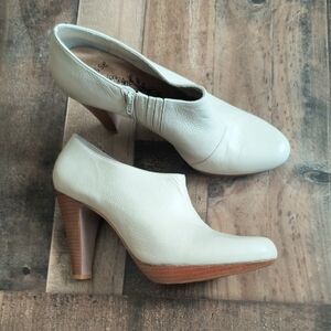 Matisse Cream Leather Wooden Heeled Booties Sz 10 Women's